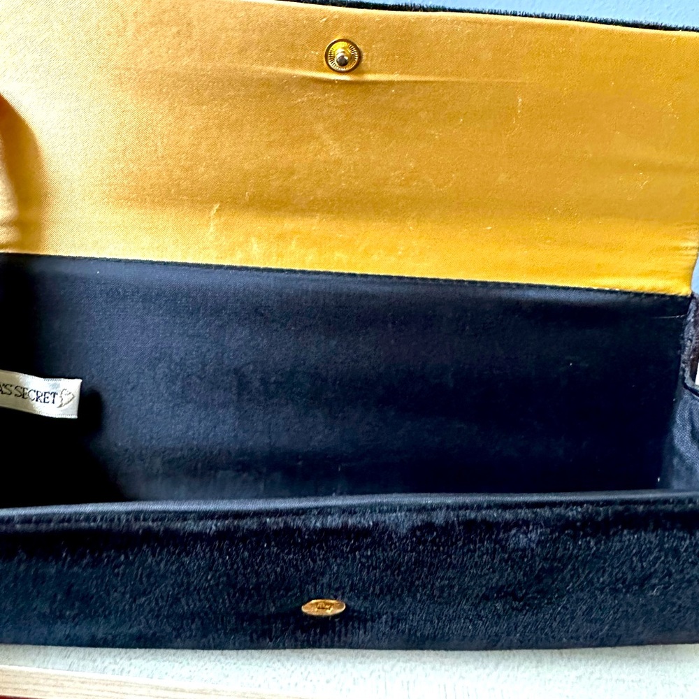 VICTORIA SECRET BLACK VELVET CLUTCH. - Picture 5 of 7